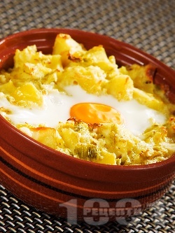 Постни гювечета с картофи, праз лук, топено сирене и яйца - снимка на рецептата